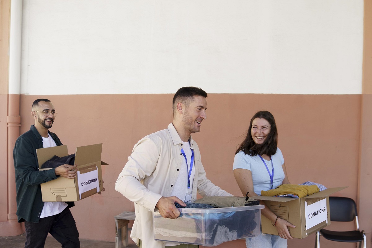 Equipe de amigos fazendo mudança em conjunto