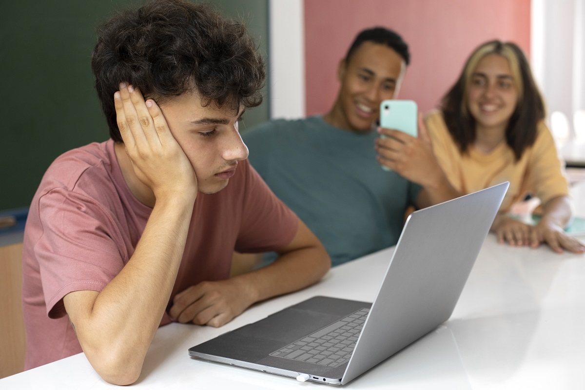 Jovem tentando entender seus pensamentos