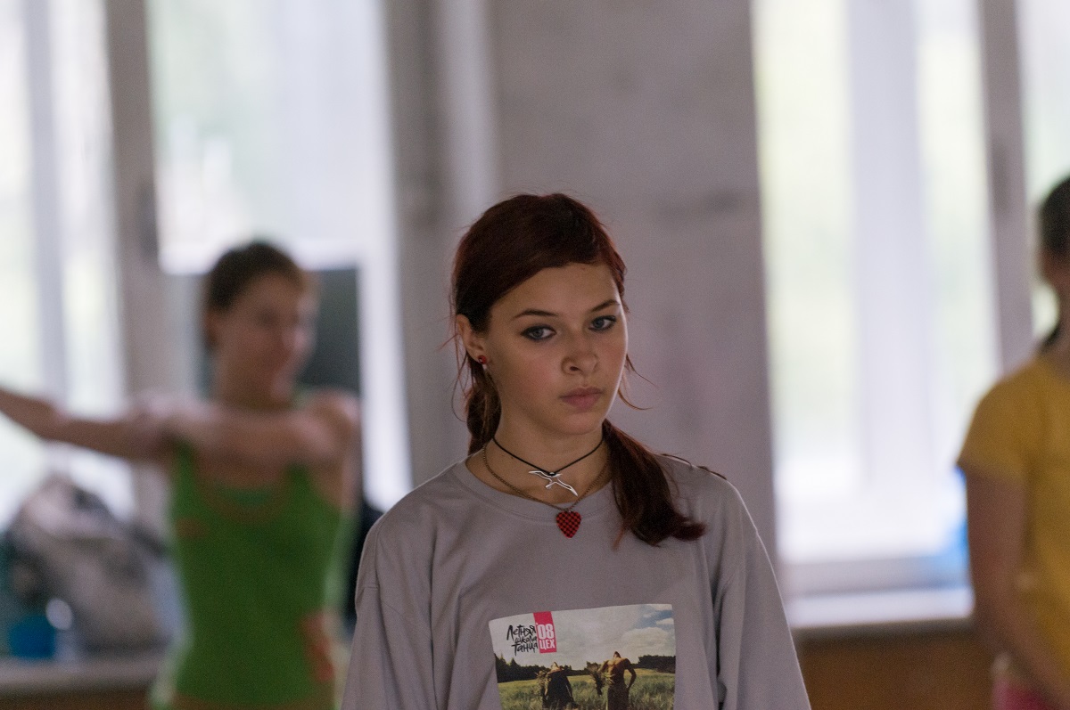 Menina jovem pensando